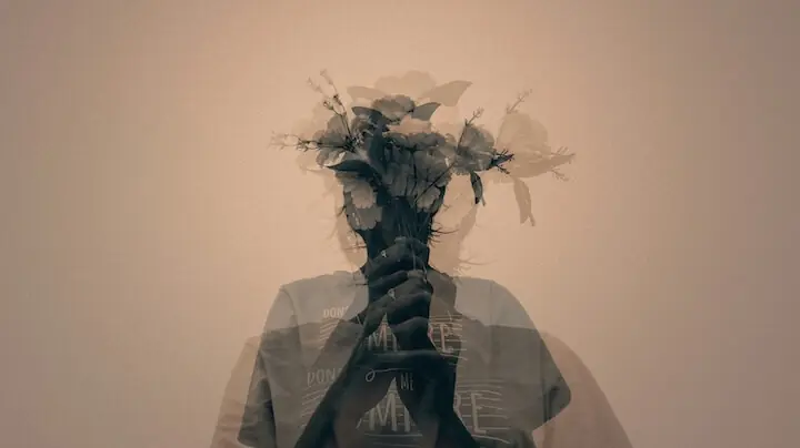 Symbolisierung Overthinking. Das Bild von Teena Lalawat stellt eine Frau mit einem Blumenstrauss vor dem Gesicht dar. Es ist eine Mehrfachbelichtung. 