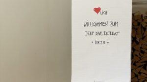 Flipchart mit Aufschritt "Herzlich Willkommen zum Deep Dive Retreat «Ich 2.0»