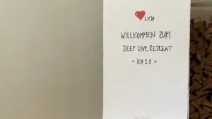 Flipchart mit Aufschritt "Herzlich Willkommen zum Deep Dive Retreat «Ich 2.0»