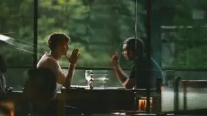 Zwei Personen im Gespräch. Wenn du aufhörst zu performen.